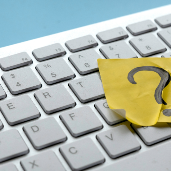 Billede af et tastatur med en gul post-it med et spørgsmålstegn på