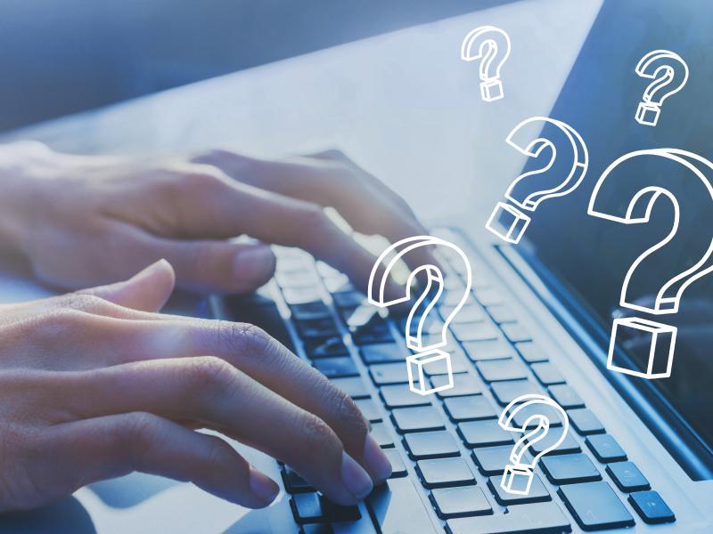 Person sidder og skriver på computer